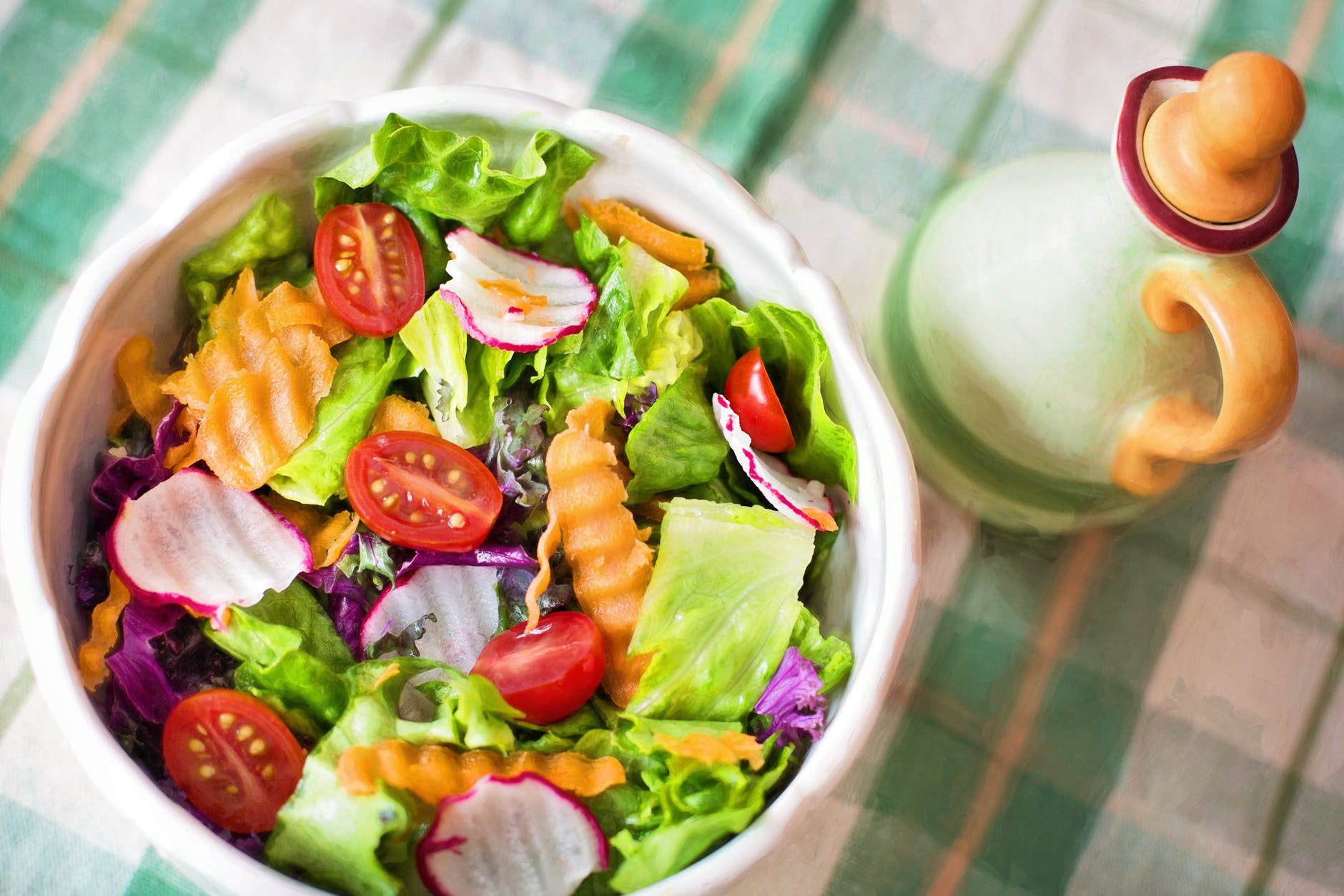 närbild av sallad i tallrik
