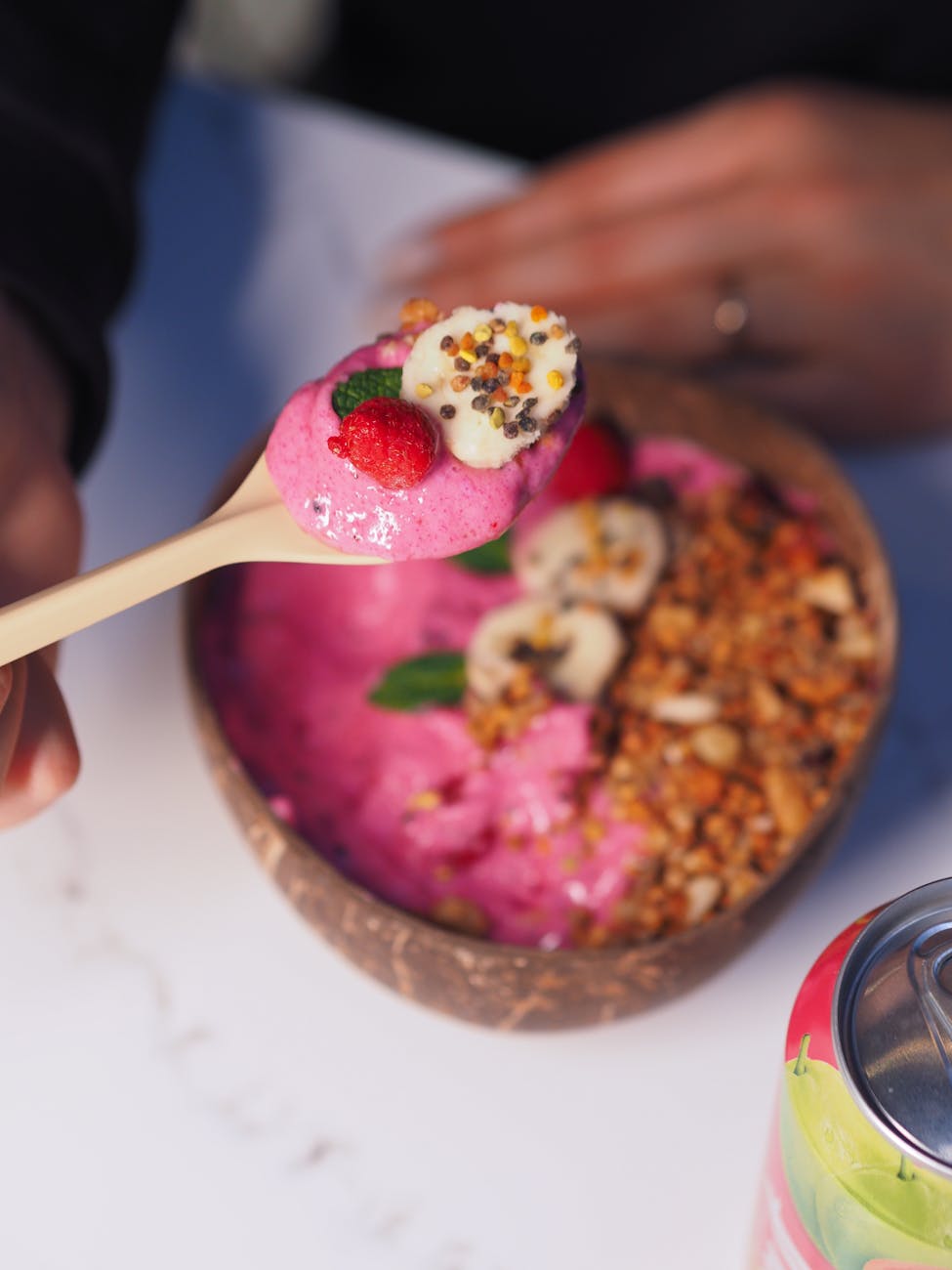 sked över skål med söt mat