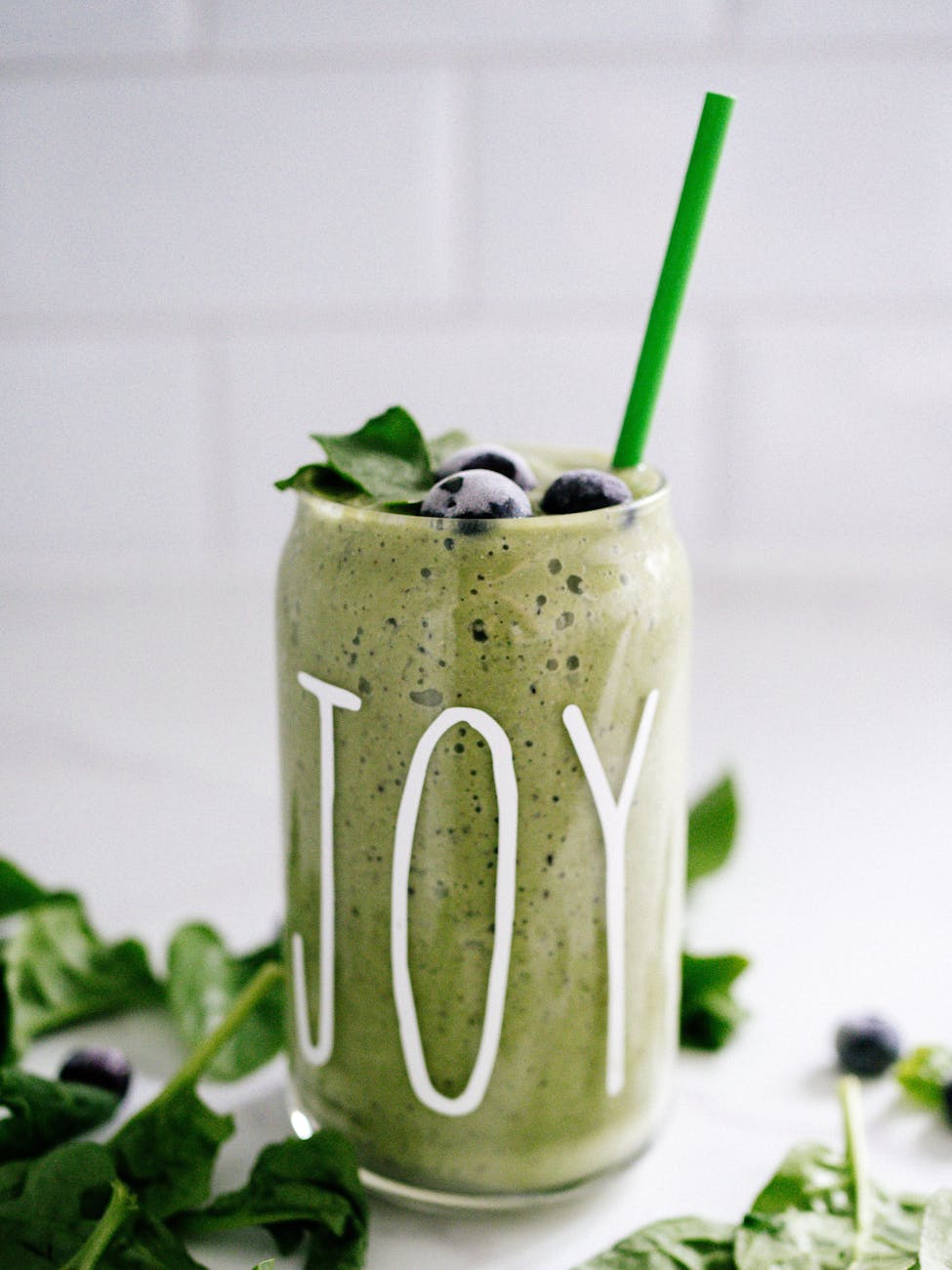 grön smoothie med bär