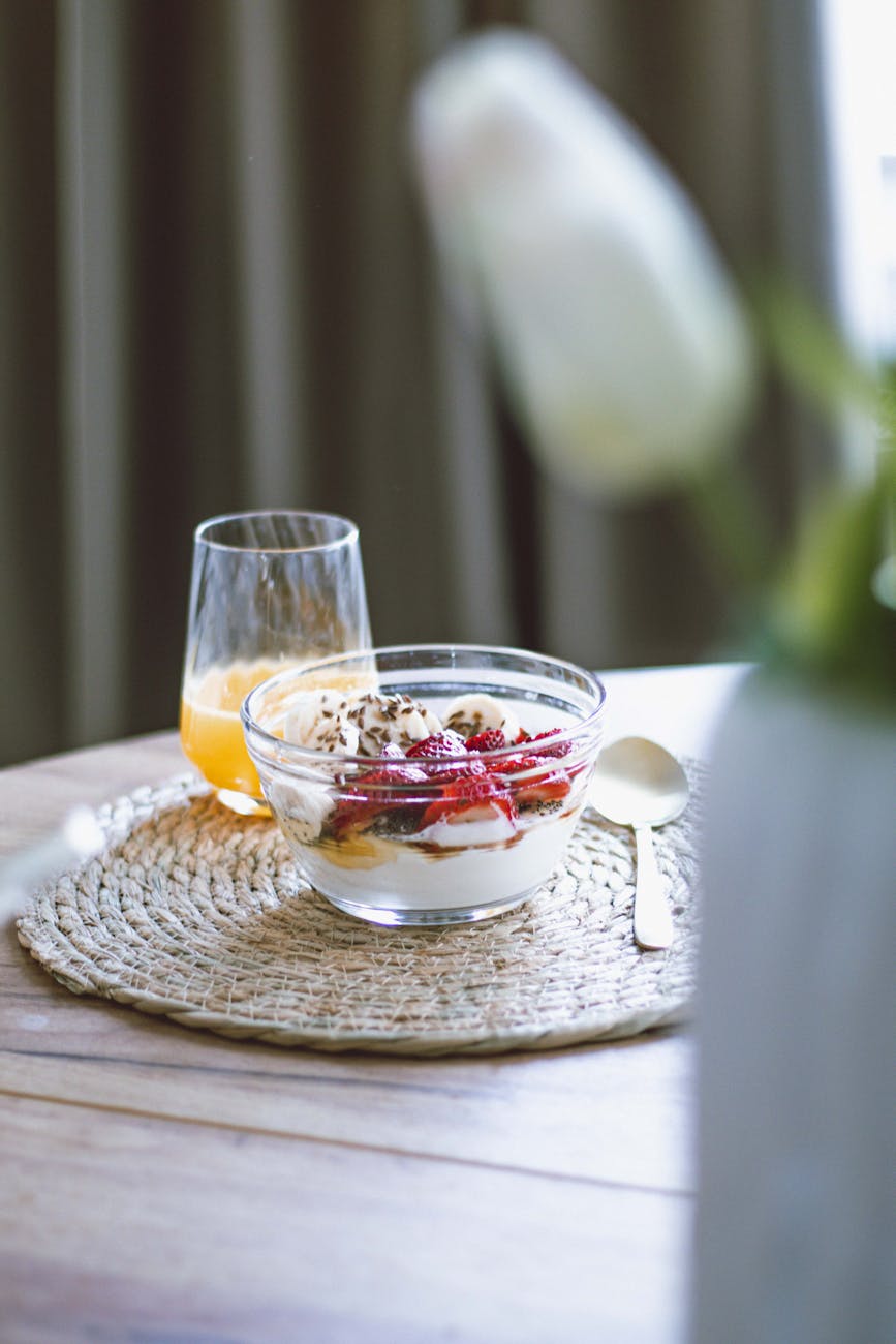 utsökt frukost yoghurt skål med frukt